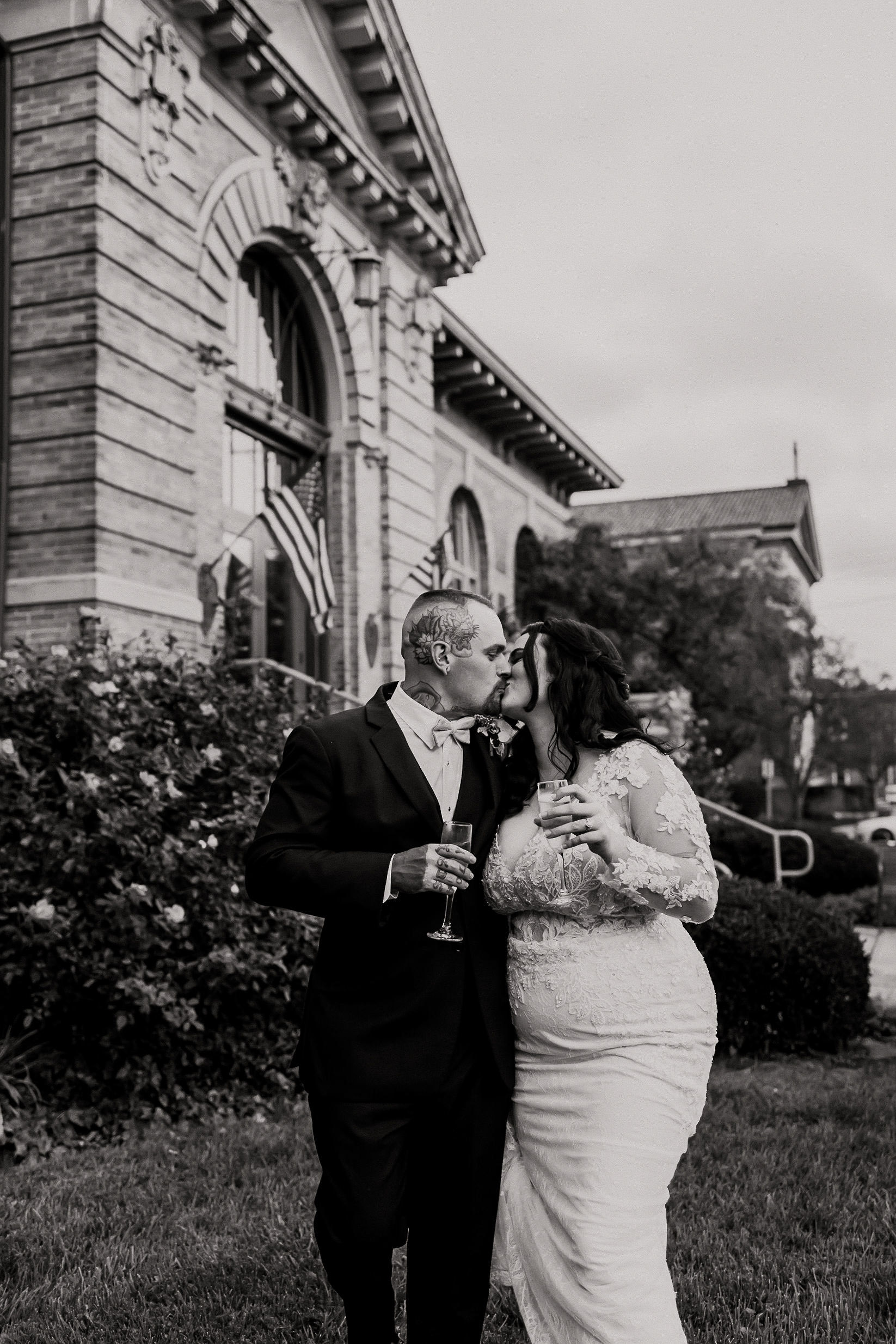 carnegie center of columbia tuculum black and white image of bride and groom on the lawn